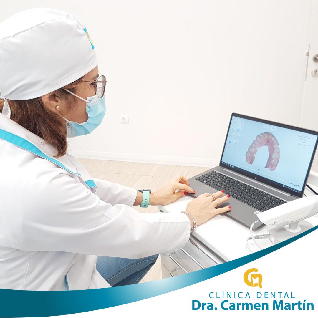 Clínica Dental Carmen Martín prótesis dentales en computador